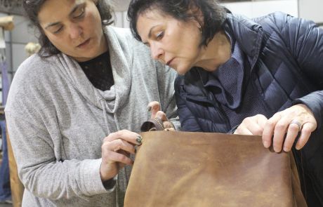A Beginner's Guide to Leatherworking: Basic Leatherworking Projects:  Leather Crafting by GROSS ARIEL
